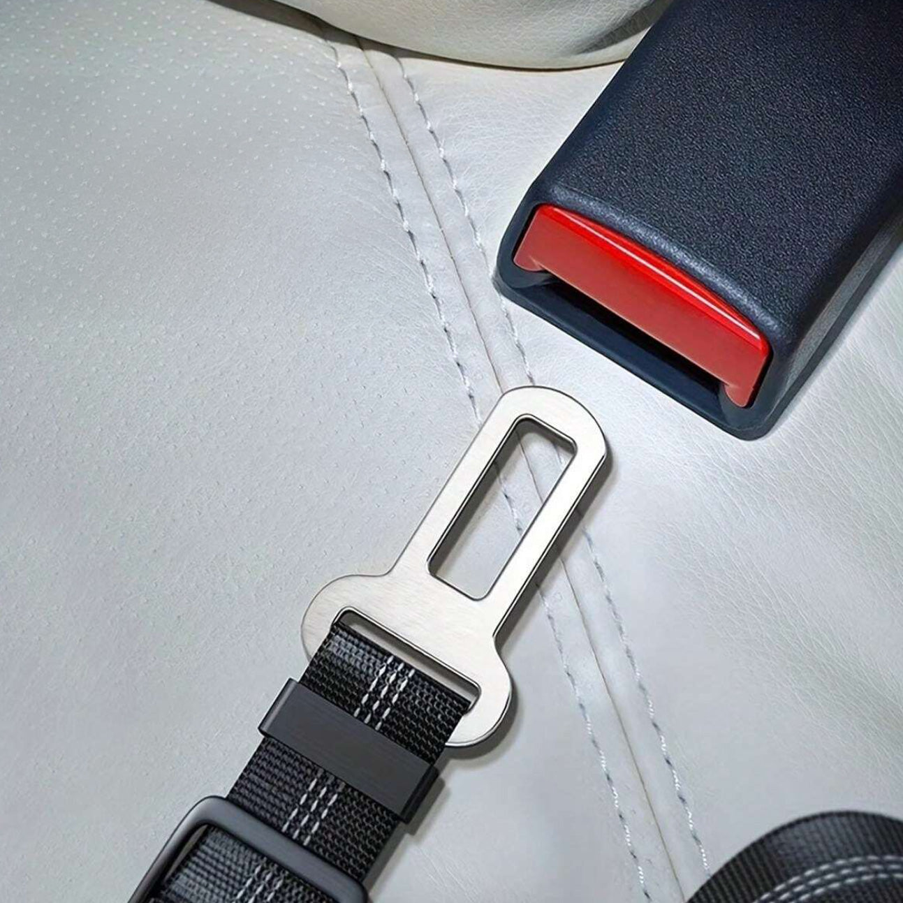 Каишка за куче в кола